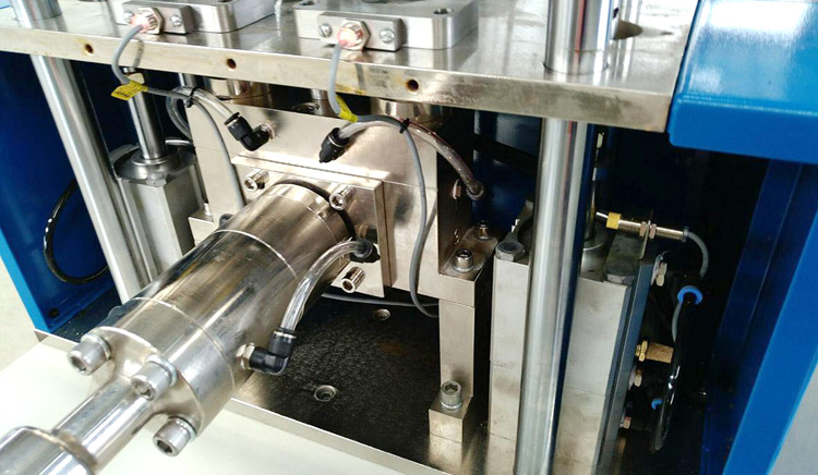 液體硅膠注射機怎么正確的使用？